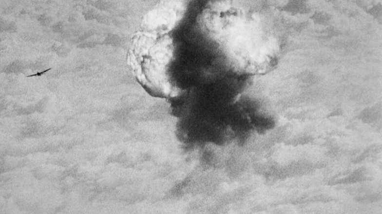 Schaurig ästhetische Aufnahmen: Ein Bomber wird abgeschossen und explodiert in der Luft.