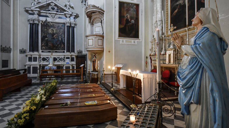 In einer Kirche im italienischen Serina warten Särge auf den Transport zum Friedhof.