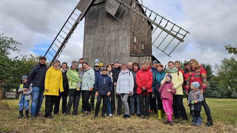 Etwa  50 Aschershainer  sind nach Gersdorf zur Paltrockwindmühle gewandert.