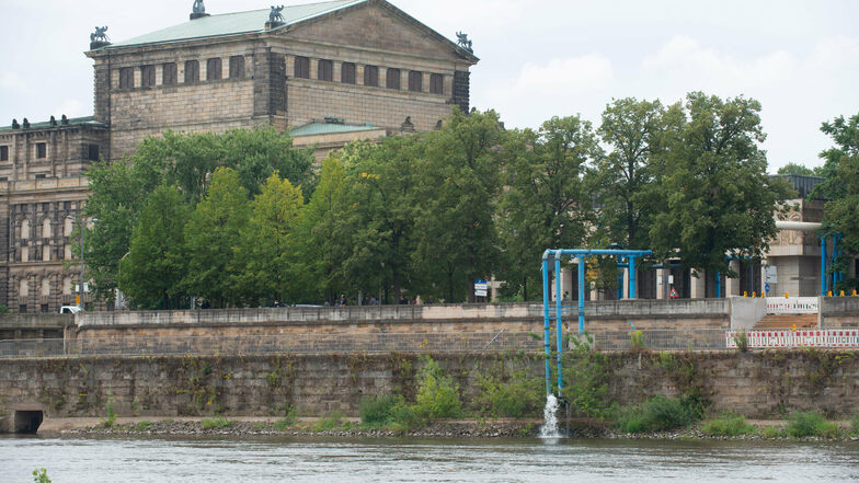 Über die markanten blauen Leitungen wird das Grundwasser von der Baustelle der Annenhöfe in die Elbe gepumpt. Wird es für die Fernkältezentrale im Kulturpalast benötigt, fließt es allerdings dorthin.