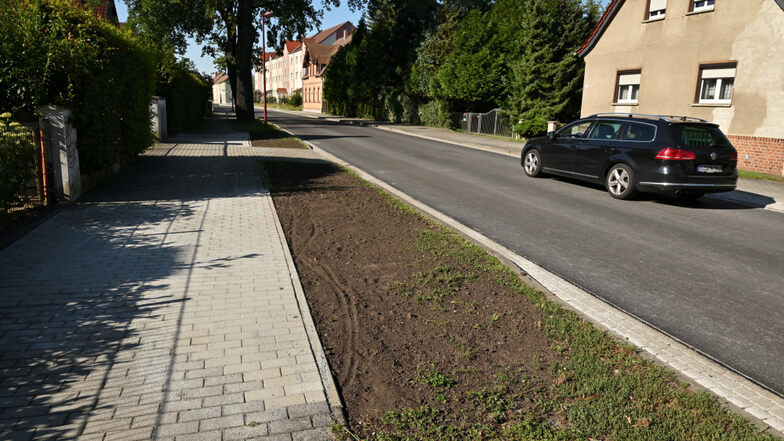 In der Kolpingstraße wurde auch der Gehweg angepasst, wo ursprünglich für zwei Bäume Ausbuchtungen existierten. Die Bäume sind längst gefällt.