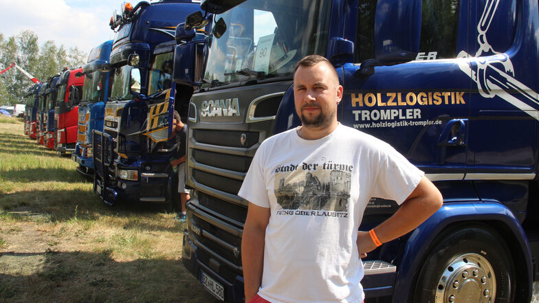 Stephan Mattern war das fünfte Mal beim Truckertreffen in Singwitz dabei. Er befördert mit seinem Scania V 8 Holz aus den Wäldern in die Sägewerke, zum Zug oder zum Schiff.