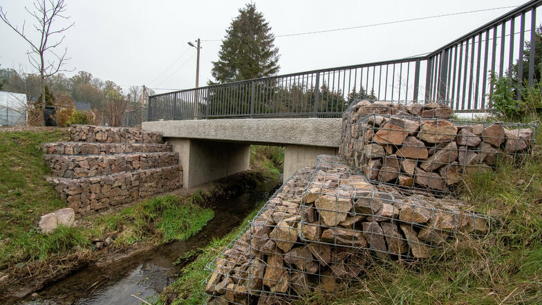 Die Brücke über die Jahna im Zschaitz-Ottewiger Ortsteil Baderitz ist im Jahr 2017 neu gebaut worden. Nach Auffassung eines Anwohners bietet das Bauwerk nicht genügend Schutz vor Hochwasser.