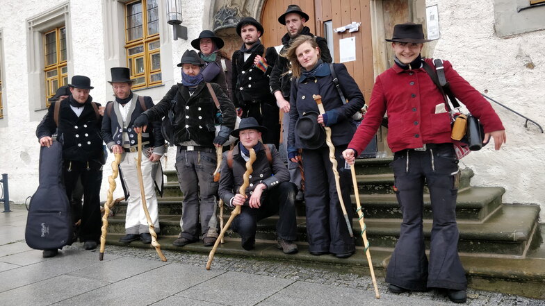 Diese Gruppe reisender Handwerksgesellen machte am Dienstag in Dippoldiswalde Station. OB Körner spendierte ihnen eine warme Mahlzeit.