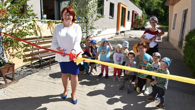 Im Juni konnte die Leiterin der Kita Spatzennest in Schmiedeberg, Kerstin Barthel, mit OB Kerstin Körner (CDU) die Neueröffnung der Krippe feiern. Nun soll die Einrichtung einen neuen Spielplatz bekommen.