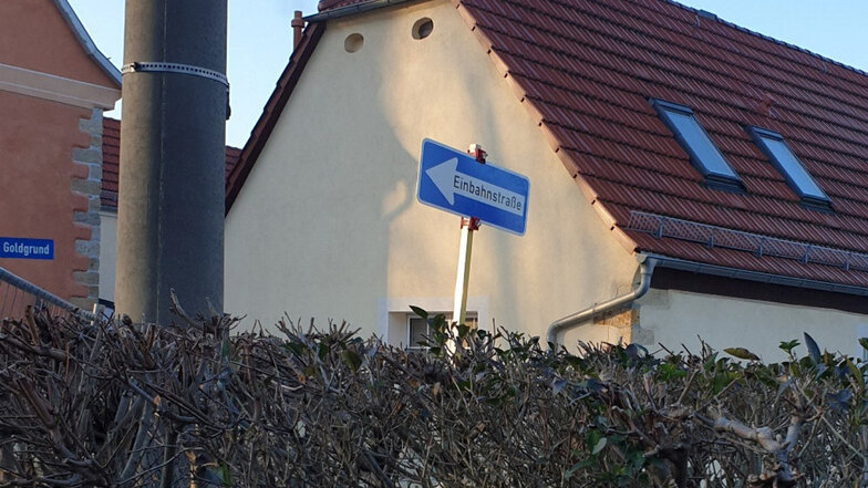 Widersprüchliche Einbahnstraßenschilder auf der Plossen-Umleitung.