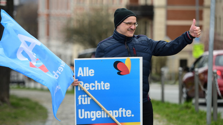 Jörg Domsgen, 2. Stellvertretender Oberbürgermeister Zittaus, bei einem "Spaziergang" gegen die staatlichen Anti-Corona-Maßnahmen Anfang März.