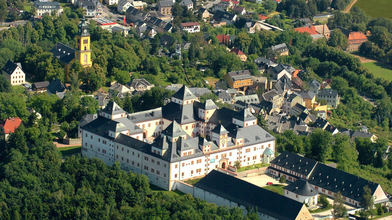 Die erzgebirgische Kleinstadt Augustusburg mit der auf einem Hügel liegenden Schloss.