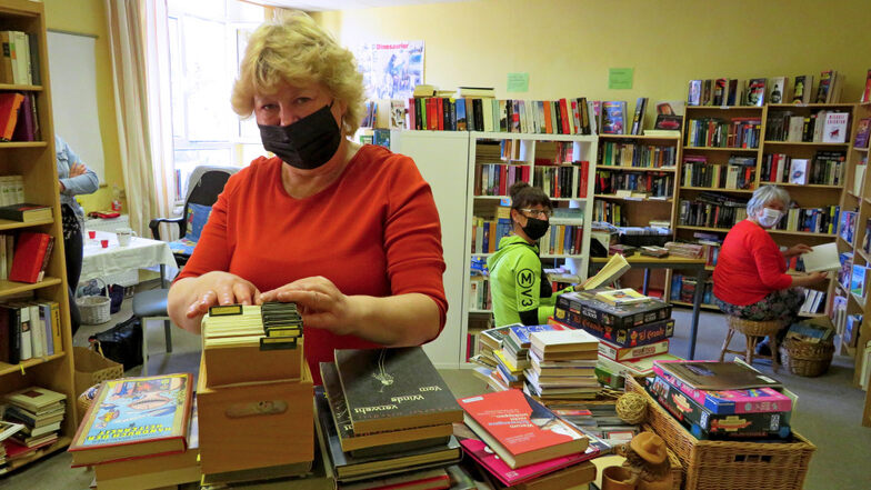 Undine Kotow mag ihre Ehrenämter. Die 57-Jährige kümmert sich vor allem um die Bücherstube im Hoyerswerdaer Ortsteil Schwarzkollm.