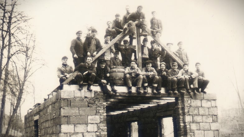 Seit 150 Jahren gibt es eine Feuerwehr in Gräfenhain. 1959 wurde das damals neue Gerätehaus, das auf diesem Foto noch im Bau ist, eingeweiht. Am Sonnabend feiert das Dorf mit seinen Feuerwehrkameraden das Jubiläum.