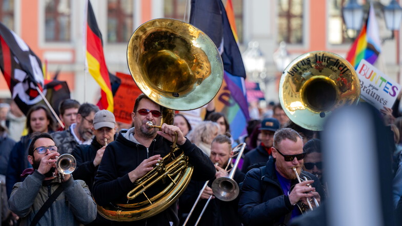 Die Dresdner Band Banda Comunale kommt am 8. April 2024 zur Aktion Happy Monday auf den Kornmarkt in Bautzen.