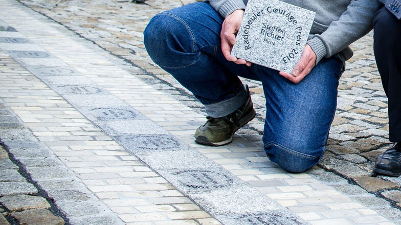 Ein Stein mit dem Namen jedes Preisträgers wird traditionell vor dem Radebeuler Rathaus verlegt.
