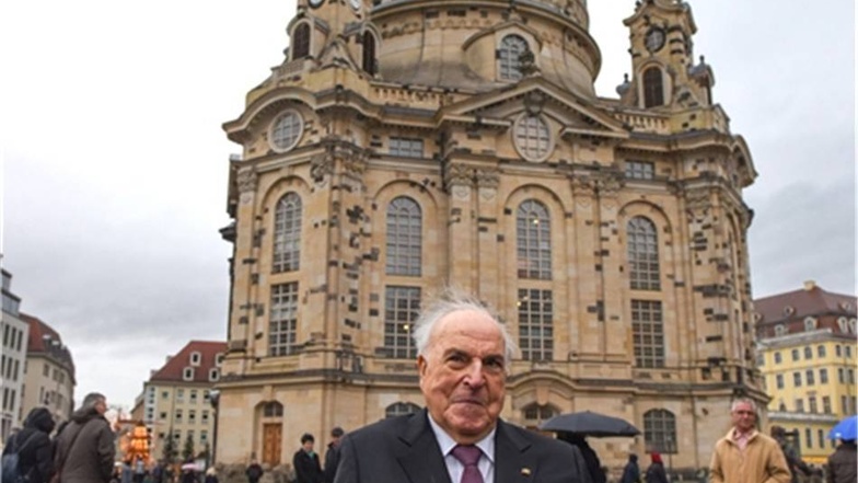 25 Jahre nach seiner ersten Rede in Dresden vor der Ruine der Frauenkirche besucht der frühere Bundeskanzler Helmut Kohl im Dezember 2014.