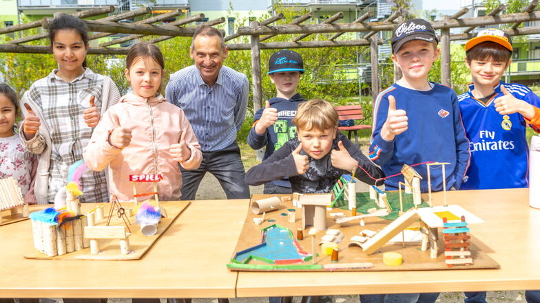 WGR-Geschäftsführer Roland Ledwa (3.v.l.) freut sich über die kreativen Modelle von Weidaer Kita- und Hortkindern für die Spielplatz-Umgestaltung an der Zwickauer Straße.