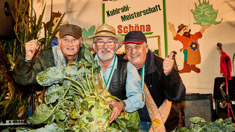 Drei Männer und ihre Kohlrabis: Hobbyzüchter Harti Erler (Mitte) hat Joachim Hempel und Frank Wienerl (re.) bei der Meisterschaft in Schöna auf die Plätze zwei und drei verwiesen.