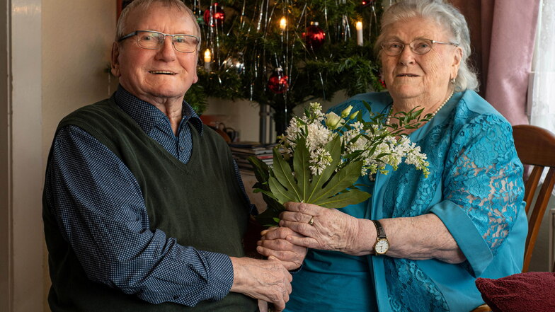 Einen weißen Fliederstrauß wie vor 70 Jahren: Am 15. Januar 1952 gaben sich Maria und Paul Handrik aus Sollschwitz in der Kirche Storcha das Ja-Wort. Jetzt feiern sie Gnadenhochzeit.