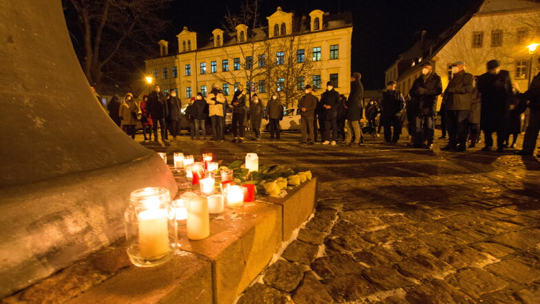 Die winterlichen Temperaturen hielten nicht davon ab, dass sich gut 100 Menschen an der Nicolaikirche am Lutherplatz eingefunden hatten.