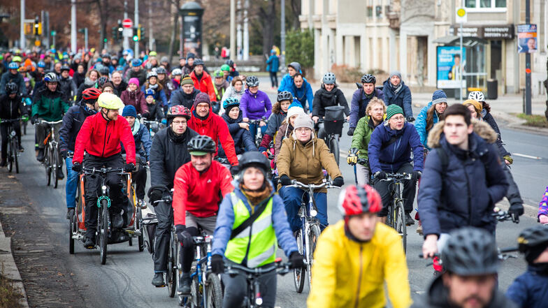 Fahrradfahrer demonstrieren am Sonntag auf der Albertstraße für einen Radweg.