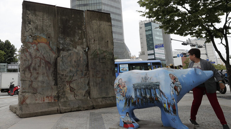 Teile der Berliner Mauer stehen in Seoul am Cheonggye-Fluss hinter der Skulptur eines Bären, dem Symbol Berlins. 