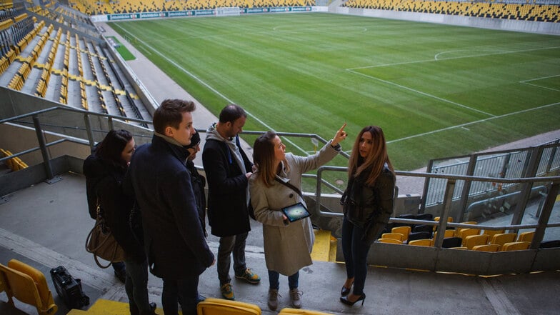 Beim Stadion Escape Game im Rudolf-Harbig-Stadion stellen Teams ihren Zusammenhalt auf die Probe und lösen packende Rätsel in einzigartiger Kulisse.