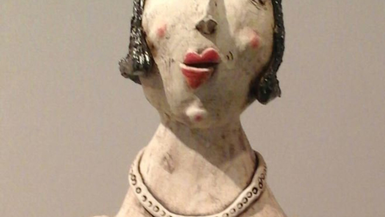 So sieht die gestohlene Keramik-Figur „Dame mit Fächer in der Oper“ aus (Ausschnitt).