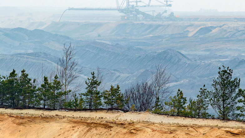 Blick in den Tagebau Welzow-Süd: Die Braunkohle bringt den Bewohnern der Region seit mehr als 150 Jahren Arbeitsplätze und Auskommen.