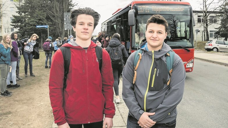 Vincent Drechsel und Josua Krügel, die Schülersprecher des Glückauf-Gymnasiums in Dippoldiswalde, stehen hier an der Bushaltestelle an der Schule.