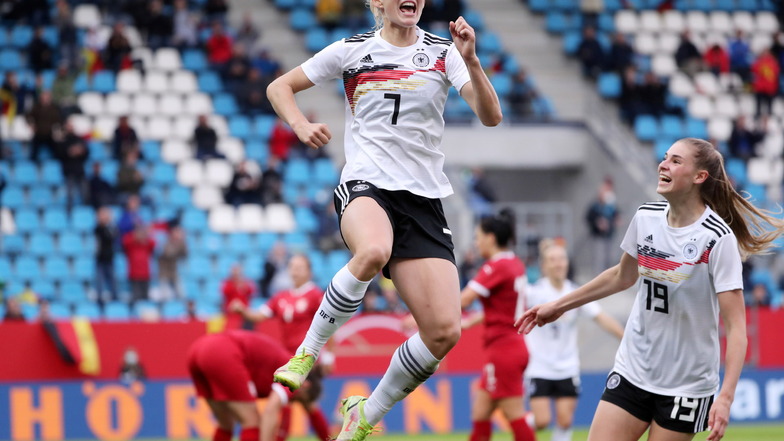 Ein Viererpack in Halbzeit zwei vor nahezu leeren Rängen: Lea Schüller freut sich über ihren zweiten Treffer, der die erstmalige Führung der DFB-Frauen im WM-Qualifikationsspiel gegen Serbien bedeutet.