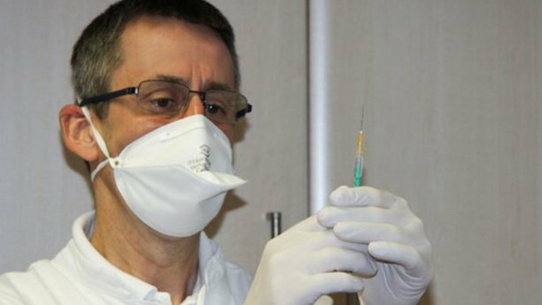 Die ersten Dosen mit Corona-Impfstoff sind in der Pulsnitzer Schlossklinik angekommen. Chefarzt Prof. Dr. Marcus Pohl ließ es sich nicht nehmen, die Spritze selbst aufzuziehen und die Mitarbeiter zu impfen.