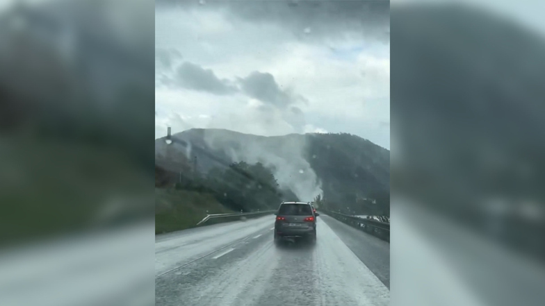 Im vom Tschechischen Hydrometeorologischen Institut bestätigten Video zieht ein Tornado über die Elbe.