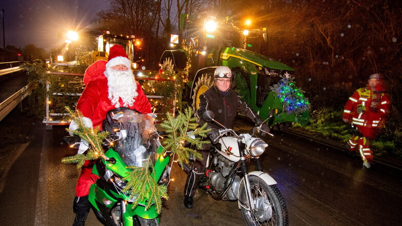 Im vergangenen Jahr nahmen der Weihnachtsmann mit einer 1000er Kawasaki und Andreas Fritsch mit einer Awo an der Lichterfahrt teil.