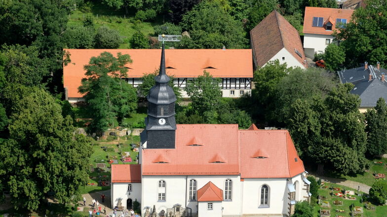 Am Sonntag konnte Johannes Mittrach bei bestem Wetter seinen Preis einlösen: ein Rundflug über das neue Kirchspiel in der Lößnitz. Nicht nur in Reichenberg winkten ihm Besucher des Gottesdienstes zu.