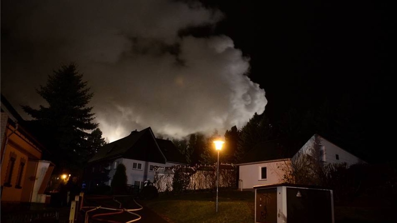 Gegen 1:00 Uhr am frühen Donnerstagmorgen wurde die Feuerwehr zu einem Brand im Neusalze-Spremberger Ortsteil Friedersdorf gerufen.