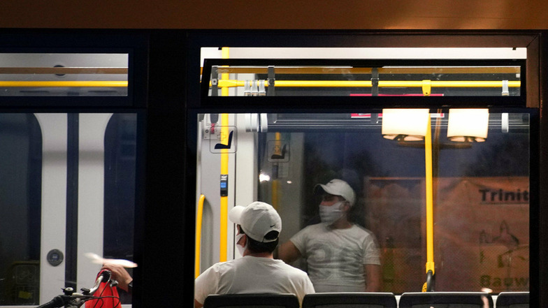 Symbolbild: Eine abendliche Fahrt in der Straßenbahn endete für einen 43-Jährigen im Krankenhaus.