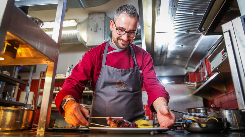 Küchenchef Fabian Opitz bereitet im Striesener Restaurant Stresa in dieser Woche 150 Portionen Gänsekeulen zu. Die Martinsgans ist in Dresden nach wie vor sehr gefragt.