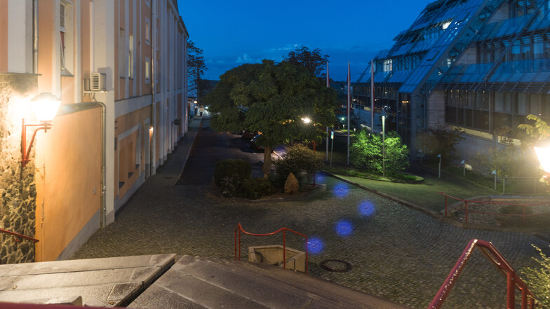 Blaue Lichtpunkte wie auf die dieser Fotomontage – oder doch eher ein Lichtband? Oder gar kein solcher Effekt? Die Meinungen unter Riesas Stadträten gehen auseinander.