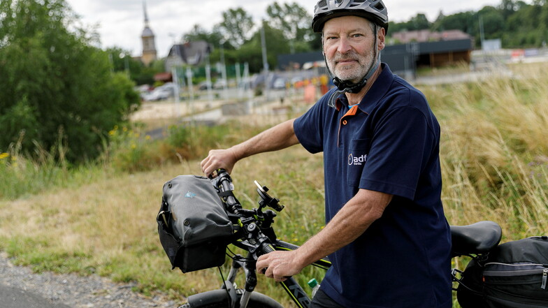 Peter Schellin steht mit seinem Fahrrad in der Nähe der polnischen Ortschaft Radomierzyce.