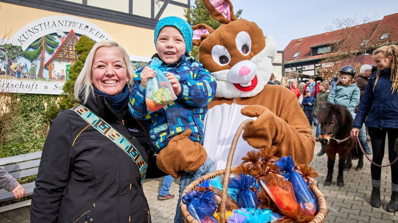 Auch Louis und Mutti Bianca Haaser aus Dresden hatten ihren Spaß beim Ratags-Osterfest in Langenwolmsdorf.