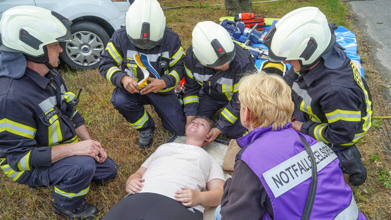 Seit Kurzem können die Feuerwehren im Kreis wieder Einsätze nachstellen. Bei einer Übung in Putzkau ebenfalls dabei: Ein Team aus Notfallseelsorgern, das die Einsatzkräfte bei ihrer Arbeit unterstützt.