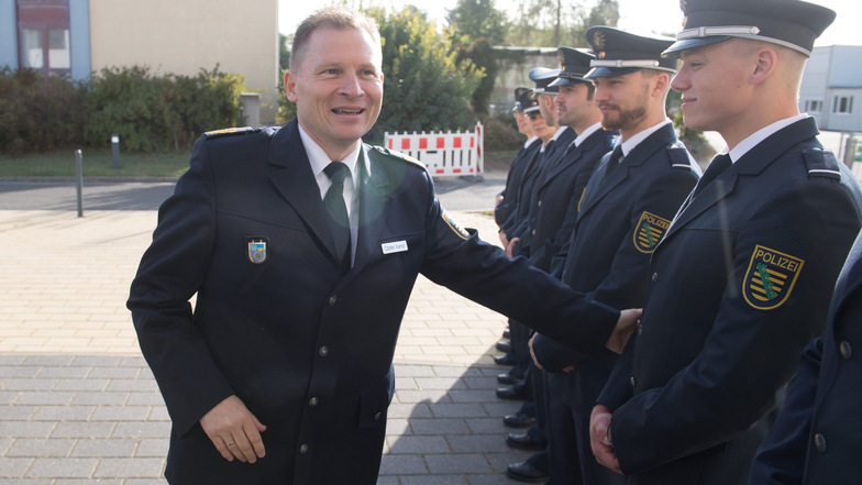 Vor Carsten Kaempf, dem neuen Rektor der Hochschule der Sächsischen Polizei, liegt ein Berg von Problemen. Bei seiner Amtseinführung am Freitag in Rothenburg (Oberlausitz) ist der 50-Jährige dennoch gut gelaunt.