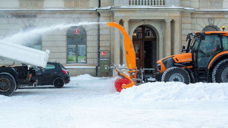 Schnee marsch: Die Fräse des städtischen Bauhofes beförderte die Schneemassen gen Laster. Gut acht Kubikmeter passen auf die Ladefläche der Transporter der Weber Bau GmbH.