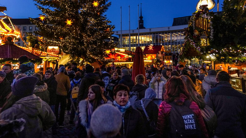 Voll wie vor Corona? Auf dem Striezelmarkt ging es am Samstag eng zu. Die deutlich gestiegenen Preise haben zumindest zum ersten Wochenende viele nicht abgehalten, den größten Dresdner Weihnachtsmarkt zu besuchen.