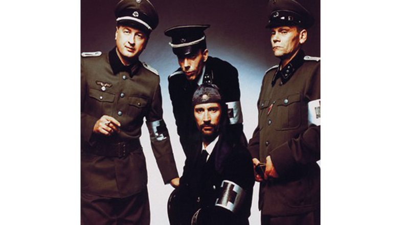 Ein Pressefoto der Gruppe Laibach mit dem Titel "Monumental Retro Avantgarde". Wegen ihrer Symbolik wurden sie in Westeuropa häufig als neonazistisch angesehen, in den USA dagegen eher als kommunistisch.
