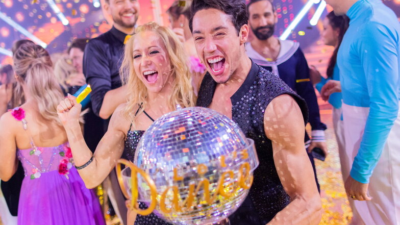 Zirkusartist Rene Casselly und Profitänzerin Kathrin Menzinger jubeln mit dem Pokal nach dem Sieg bei "Let's Dance".