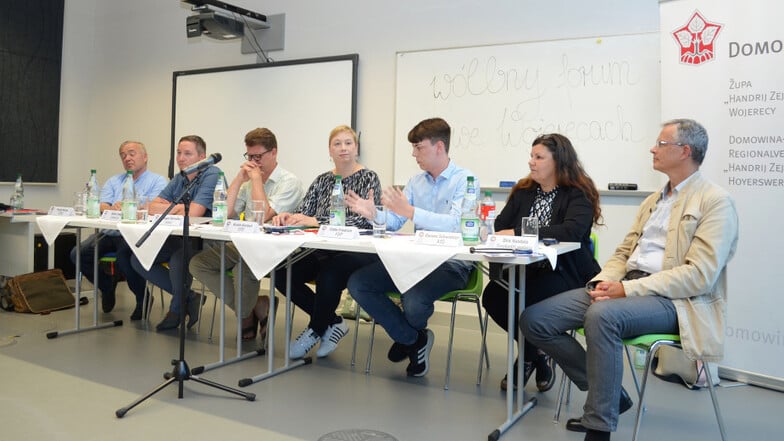 Alle sieben Direktkandidaten für den Wahlkreis 55 an einem Tisch (v.l.n.r.): Frank Hirche (CDU), Silvio Lang (Linke), Hagen Domaschke (Bündnis 90/Grüne), Kristin Kentsch (SPD), Eddie Friedrich (FDP), Doreen Schwietzer (AfD), Dirk Nasdala (Freie Wähler).