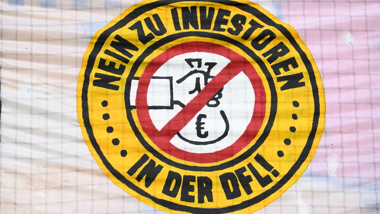 Vor dem K-Block hängt ein Banner, mit dem die aktive Fanszene gegen den ermöglichten Investoreneinstieg in die Deutsche Fußball-Liga (DFL) protestiert.