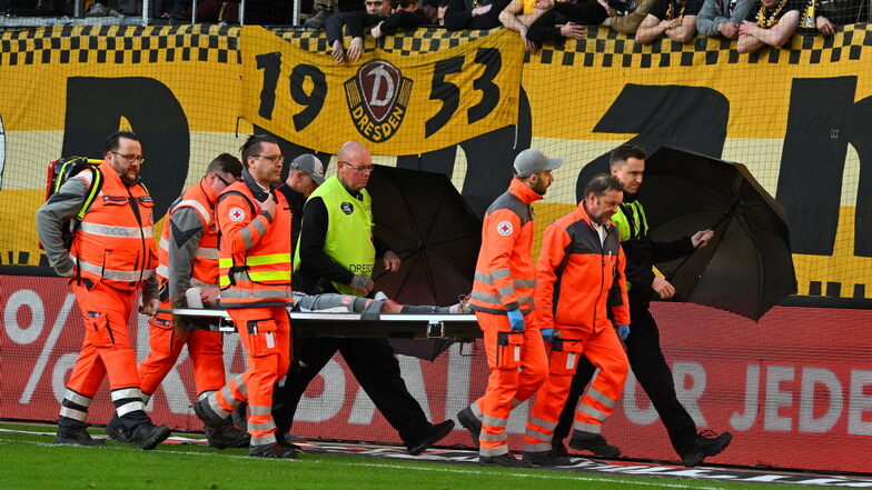 Felix Götze wird verletzt vom Platz getragen, wenig später wird er ins Krankenhaus gebracht.