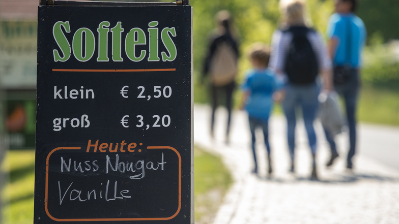 Im Landgasthof "Neue Schänke" an der Straße zur Festung Königstein kostet ein kleines Softeis 2,50 Euro - 30 Cent mehr als noch im letzten Jahr.