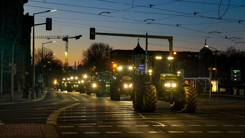 Trecker auf der Albertstraße, Kreuzung Carolastraße. Erneut kamen Hunderte Landwirte mit ihren Traktoren nach Dresden. Sie protestierten gegen die Düngeverordnung.