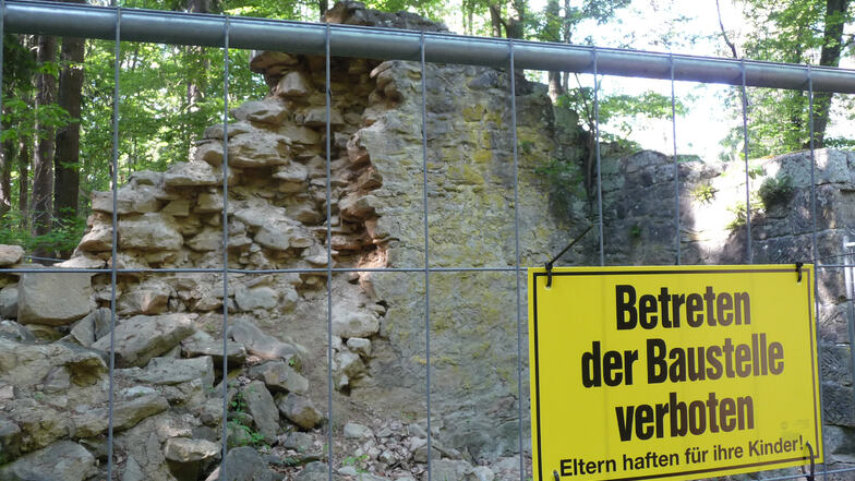 Die kollabierte Mauer der Barbarakapelle in der Dippoldiswalder Heide. Der Forst hat den Bereich sicherheitshalber absperren lassen. Für den Wiederaufbau fehlt das Geld.